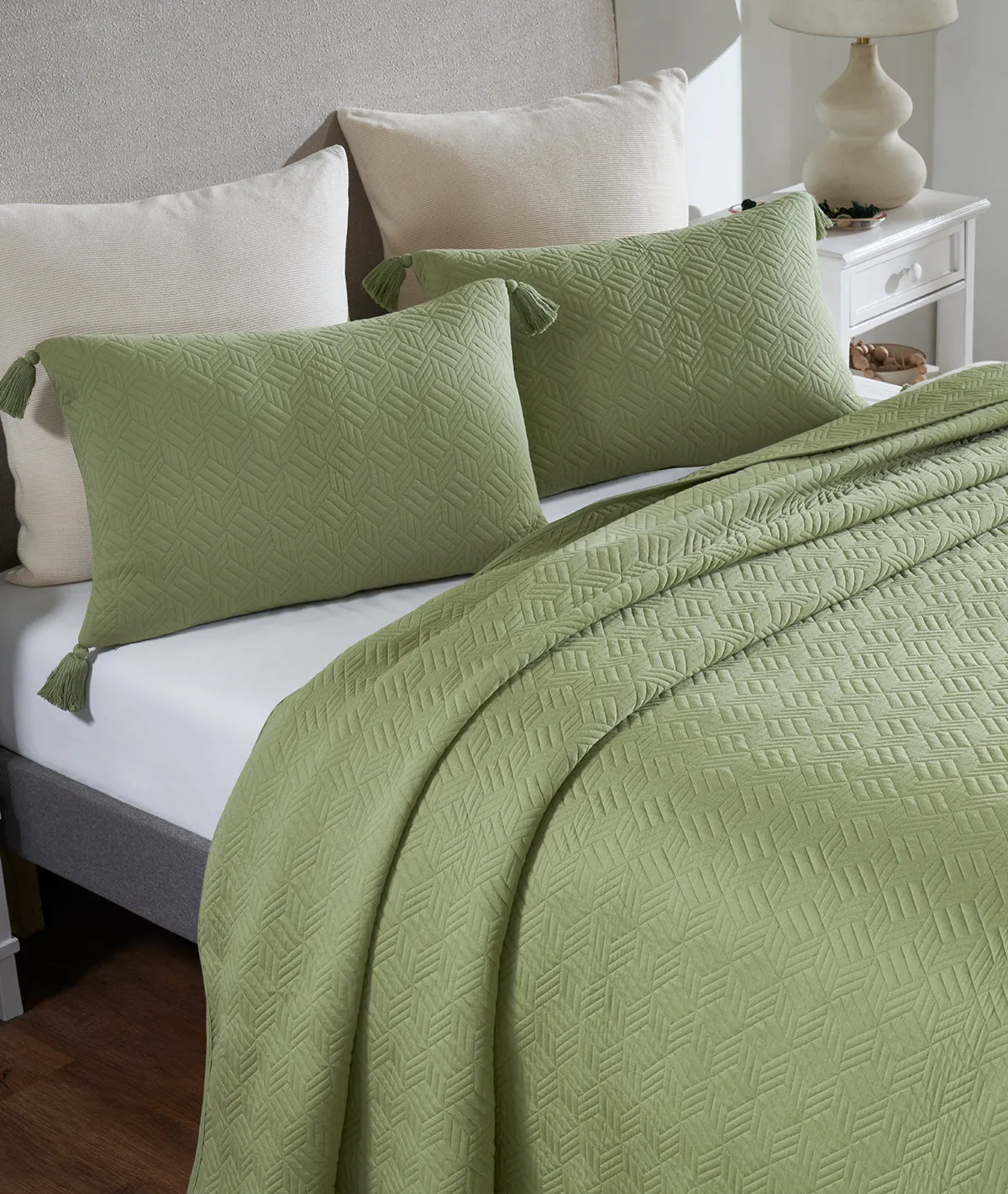 3D Cubic Scenic Green 100% Cotton Knitted With Polyester Filled King Size Bed Cover With 2 Pillow Covers(Set of 3 Pcs)